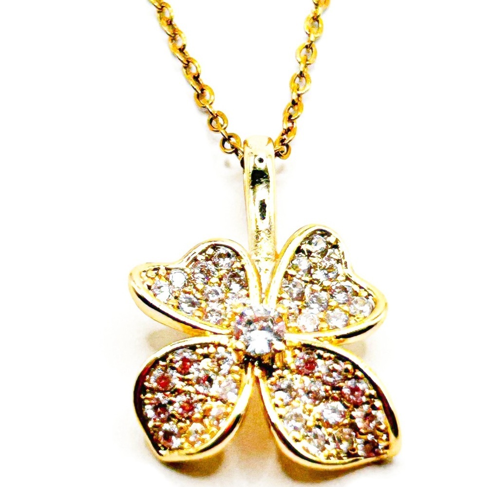 NWOT Gorgeous flower orchid necklace in stainless steel 18 K gold plated